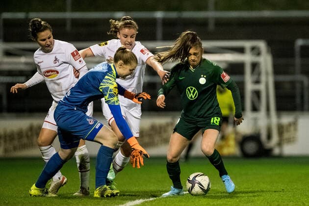 FLYERALARM. Frauen Fussball Bundesliga, 1. FC Koeln - VfL Wolfsburg; 11.03.2022 Manon Klett ( 30, 1. FC Koeln), Joelle Smits ( 18, VfL Wolfsburg) FLYERALARM Frauen Fussball Bundesliga, 1. FC Koeln - VfL Wolfsburg, Koeln, Geissbockheim DFB REGULATIONS PROHIBIT ANY USE OF PHOTOGRAPHS AS IMAGE SEQUENCES AND OR QUASI-VIDEO. Copyright: xBEAUTIFULxSPORTS Wunderlx