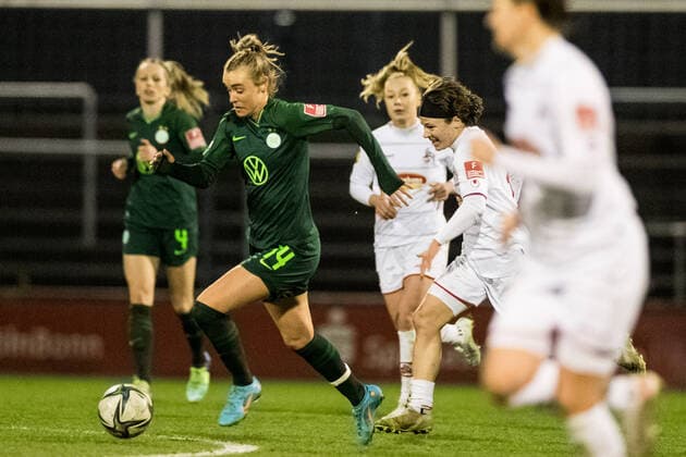 FLYERALARM. Frauen Fussball Bundesliga, 1. FC Koeln - VfL Wolfsburg; 11.03.2022 Jill Roord ( 14, VfL Wolfsburg), Alicia Gudorf ( 12, 1. FC Koeln) FLYERALARM Frauen Fussball Bundesliga, 1. FC Koeln - VfL Wolfsburg, Koeln, Geissbockheim DFB REGULATIONS PROHIBIT ANY USE OF PHOTOGRAPHS AS IMAGE SEQUENCES AND OR QUASI-VIDEO. Copyright: xBEAUTIFULxSPORTS Wunderlx