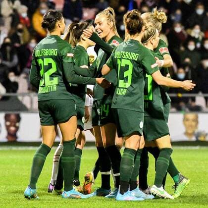 v.li.: Sveindis Jane Jonsdottir (VfL Wolfsburg, 32) erzielt das Tor zum 0:1, Treffer, Torerfolg, Action, Aktion, Spielszene, jubeln über ein Tor, Jubel, Torjubel, Torerfolg, celebrate the goal, goal, celebration, Jubel ueber das Tor, optimistisch, Action, Aktion, 11.03.2022, Köln (Deutschland), Fussball, Flyeralarm Frauen-Bundesliga, 1. FC Köln - VFL Wolfsburg, Fussball, Flyeralarm Frauen-Bundesliga, 1. FC Köln - VFL Wolfsburg, DFB DFL REGULATIONS PROHIBIT ANY USE OF PHOTOGRAPHS AS IMAGE SEQUENCES AND OR QUASI-VIDEO.