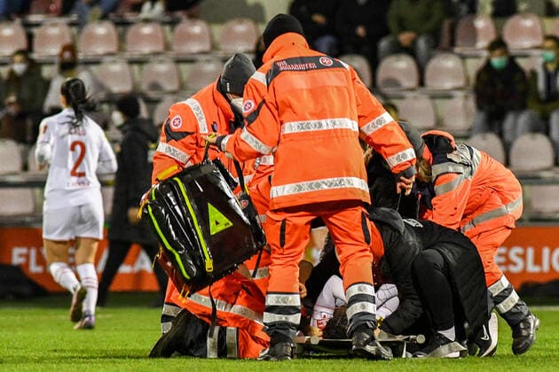 Sport Bilder des Tages Eunice Beckmann (FC Köln, 11) verletzt auf der Trage, verletzt, Verletzung, injured, sporting injury, 11.03.2022, Köln (Deutschland), Fussball, Flyeralarm Frauen-Bundesliga, 1. FC Köln - VFL Wolfsburg, Fussball, Flyeralarm Frauen-Bundesliga, 1. FC Köln - VFL Wolfsburg, DFB DFL REGULATIONS PROHIBIT ANY USE OF PHOTOGRAPHS AS IMAGE SEQUENCES AND OR QUASI-VIDEO.