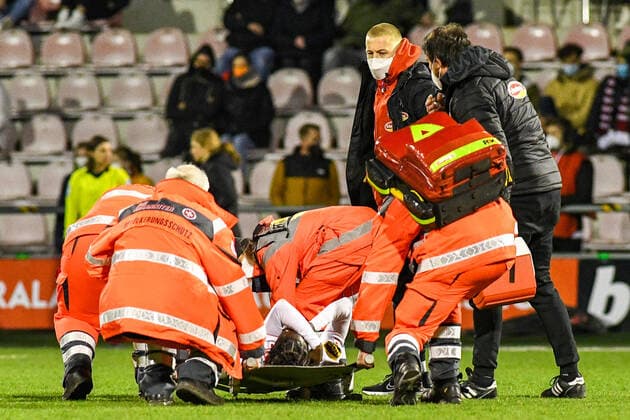Eunice Beckmann (FC Köln, 11) verletzt auf der Trage, verletzt, Verletzung, injured, sporting injury, 11.03.2022, Köln (Deutschland), Fussball, Flyeralarm Frauen-Bundesliga, 1. FC Köln - VFL Wolfsburg, Fussball, Flyeralarm Frauen-Bundesliga, 1. FC Köln - VFL Wolfsburg, DFB DFL REGULATIONS PROHIBIT ANY USE OF PHOTOGRAPHS AS IMAGE SEQUENCES AND OR QUASI-VIDEO.