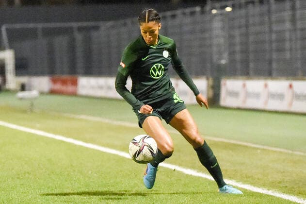Sveindis Jane Jonsdottir (VfL Wolfsburg, 32) am Ball, Spielszene, Freisteller, Ganzkörper, Einzelbild, Aktion, Action, 11.03.2022, Köln (Deutschland), Fussball, Flyeralarm Frauen-Bundesliga, 1. FC Köln - VFL Wolfsburg, Fussball, Flyeralarm Frauen-Bundesliga, 1. FC Köln - VFL Wolfsburg, DFB DFL REGULATIONS PROHIBIT ANY USE OF PHOTOGRAPHS AS IMAGE SEQUENCES AND OR QUASI-VIDEO.