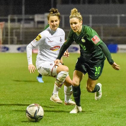 v.li.: Sabrina Horvat (FC Köln, 3), Svenja Huth (VfL Wolfsburg, 10), Zweikampf, Duell, duel, tackle, tackling, Dynamik, Action, Aktion, 11.03.2022, Köln (Deutschland), Fussball, Flyeralarm Frauen-Bundesliga, 1. FC Köln - VFL Wolfsburg, Fussball, Flyeralarm Frauen-Bundesliga, 1. FC Köln - VFL Wolfsburg, DFB DFL REGULATIONS PROHIBIT ANY USE OF PHOTOGRAPHS AS IMAGE SEQUENCES AND OR QUASI-VIDEO.