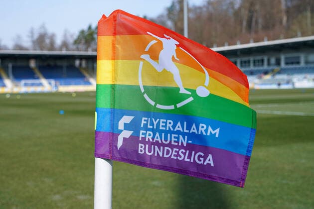 Sport Bilder des Tages Eine Eckfahne mit dem Logo der Flyeralarm Frauen-Bundesliga (FFBL) in Regenbogenfarben als Zeichen für Toleranz und Vielfalt weht im Wind, Symbolfoto, Symbolbild, Symbol, 12.03.2022, Sinsheim (Hoffenheim) (Deutschland), Fussball, Flyeralarm Frauen-Bundesliga, TSG 1899 Hoffenheim - FC Bayern München, DFB DFL REGULATIONS PROHIBIT ANY USE OF PHOTOGRAPHS AS IMAGE SEQUENCES AND OR QUASI-VIDEO. *** A corner flag with the logo of the Flyeralarm Frauen Bundesliga FFBL in rainbow colors as a sign for tolerance and diversity is blowing in the wind, symbol photo, symbol picture, symbol, 12 03 2022, Sinsheim Hoffenheim Germany , football, Flyeralarm Frauen Bundesliga, TSG 1899 Hoffenheim FC Bayern Munich, DFB DFL REGULATIONS PROHIBIT ANY USE OF PHOTOGRAPHS AS IMAGE SEQUENCES AND OR QUASI VIDEO xozx