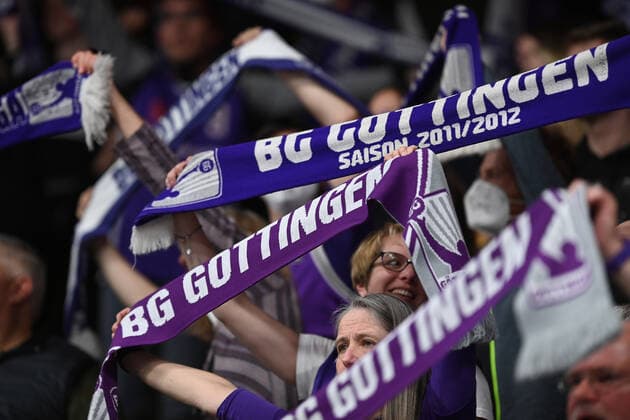 BG Göttingen - medi Bayreuth 12.03.2022, Basketball-Bundesliga, Saison 2021 2022, 25. Spieltag, BG Göttingen - medi Bayreuth. Fans zeigen Schals. Göttingen Niedersachsen Deutschland