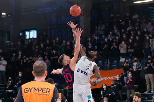 easyCredit Basketball Bundesliga, Hamburg Towers vs. Telekom Baskets Bonn, Hamburg, 29.10.2021 easyCredit Basketball Bundesliga, Hamburg Towers vs. Telekom Bskets Bonn, Eddy Edigin ( 17 Hamburg Towers), Saulius Kulvietis ( 10 Telekom Baskets Bonn) beim Tip-Off Copyright: xBEAUTIFULxSPORTS Mohwinkelx
