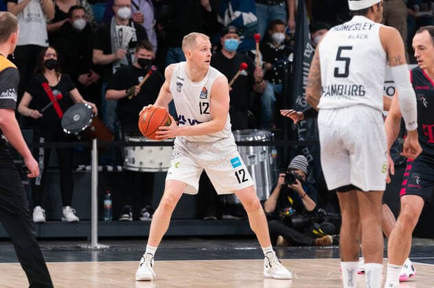 easyCredit Basketball Bundesliga, Hamburg Towers vs. Telekom Baskets Bonn, Hamburg, 29.10.2021 easyCredit Basketball Bundesliga, Hamburg Towers vs. Telekom Bskets Bonn, Seth Hinrichs ( 12 Hamburg Towers) Copyright: xBEAUTIFULxSPORTS Mohwinkelx