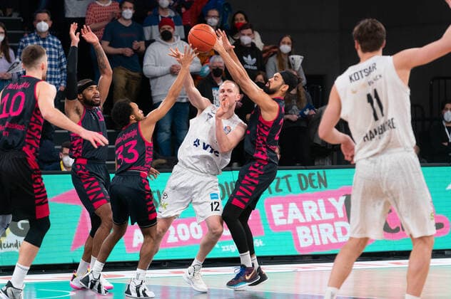 easyCredit Basketball Bundesliga, Hamburg Towers vs. Telekom Baskets Bonn, Hamburg, 29.10.2021 easyCredit Basketball Bundesliga, Hamburg Towers vs. Telekom Bskets Bonn, Seth Hinrichs ( 12 Hamburg Towers) Copyright: xBEAUTIFULxSPORTS Mohwinkelx
