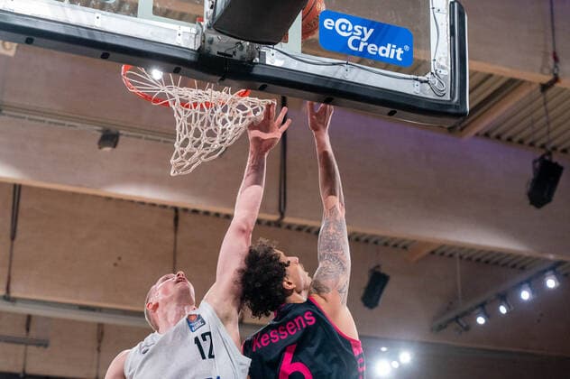easyCredit Basketball Bundesliga, Hamburg Towers vs. Telekom Baskets Bonn, Hamburg, 29.10.2021 easyCredit Basketball Bundesliga, Hamburg Towers vs. Telekom Bskets Bonn, Seth Hinrichs ( 12 Hamburg Towers), Michael Kessens ( 6 Telekom Baskets Bonn) Copyright: xBEAUTIFULxSPORTS Mohwinkelx
