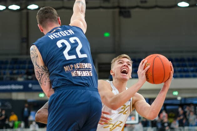 Arturs Zagars (Basketball Loewen Braunschweig, 32) im Zweikampf mit Phillipp Heyden (MLP Academics Heidelberg, 22), MLP Academics Heidelberg vs. Basketball Loewen Braunschweig, Basketball, easyCredit Bundesliga, 25.Spieltag, Saison 2021 2022, 12.03.2022, MLP Academics Heidelberg vs. Basketball Loewen Braunschweig, Basketball, easyCredit Bundesliga, 25.Spieltag, Saison 2021 2022, 12.03.2022, Heidelberg Copyright: xEibner-Pressefotox EP_EER