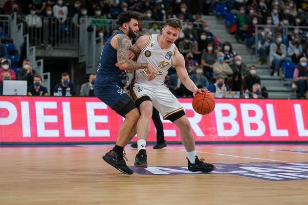 Ondrej Sehnal (Basketball Loewen Braunschweig, 19) im Zweikampf mit Jordan Geist (MLP Academics Heidelberg, 15), MLP Academics Heidelberg vs. Basketball Loewen Braunschweig, Basketball, easyCredit Bundesliga, 25.Spieltag, Saison 2021 2022, 12.03.2022, MLP Academics Heidelberg vs. Basketball Loewen Braunschweig, Basketball, easyCredit Bundesliga, 25.Spieltag, Saison 2021 2022, 12.03.2022, Heidelberg Copyright: xEibner-Pressefotox EP_EER