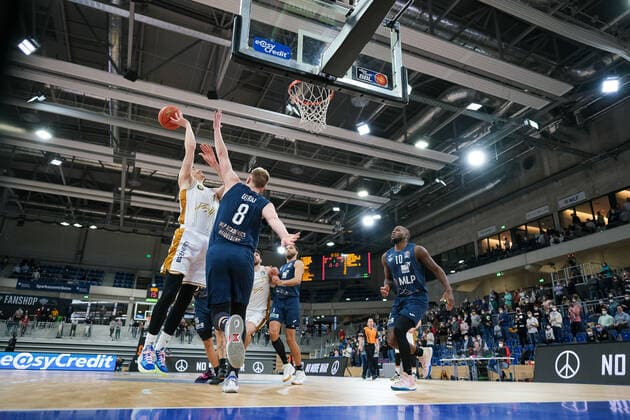 David Kraemer (Basketball Loewen Braunschweig, 1) im Zweikampf mit Max Ugrai (MLP Academics Heidelberg, 8), MLP Academics Heidelberg vs. Basketball Loewen Braunschweig, Basketball, easyCredit Bundesliga, 25.Spieltag, Saison 2021 2022, 12.03.2022, MLP Academics Heidelberg vs. Basketball Loewen Braunschweig, Basketball, easyCredit Bundesliga, 25.Spieltag, Saison 2021 2022, 12.03.2022, Heidelberg Copyright: xEibner-Pressefotox EP_EER