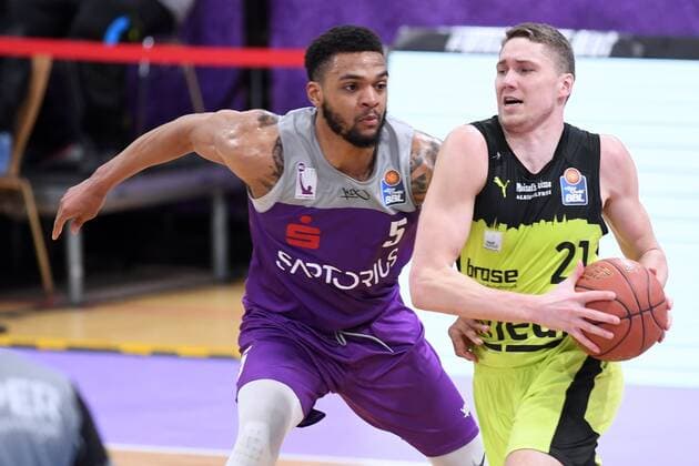 Janari Joesaar (Medi Bayreuth) (am Ball) und Jeff Roberson (BG Goettingen) , Basketball, Bundesliga, BBL, BG Goettingen - Medi Bayreuth, 12.03.2022, BG Goettingen - Medi Bayreuth, Basketball, Bundesliga, GER, BBL, 12.03.2022 Goettingen Copyright: xEibner-Pressefotox-xRolandxSippelx