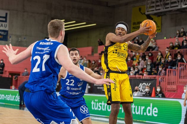 Björn Rohwer (VfL SparkassenStars Bochum, 27) Johannes Joos (VfL SparkassenStars Bochum, 22) Isaiah Crawley (Tigers Tuebingen, 53) Tigers Tuebingen vs. VfL SparkassenStars Bochum, 2. Basketball Bundesliga, Pro A, Barmer 2 Basketball, 29. Spieltag , Spielzeit 2021 2022, 12.03.2022 Tigers Tuebingen vs. VfL SparkassenStars Bochum, 2. Basketball Bundesliga, Pro A, Barmer 2 Basketball, 29. Spieltag , Spielzeit 2021 2022, 12.03.2022 Tuebingen Copyright: xNinaxSanderx xEibnerxPressefotox EP_NSR