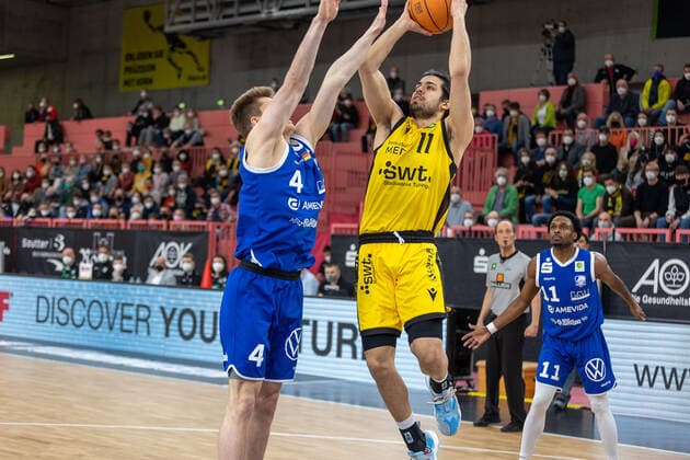 Niklas Geske (VfL SparkassenStars Bochum, 04) Erol Ersek (Tigers Tuebingen, 11) Tigers Tuebingen vs. VfL SparkassenStars Bochum, 2. Basketball Bundesliga, Pro A, Barmer 2 Basketball, 29. Spieltag , Spielzeit 2021 2022, 12.03.2022 Tigers Tuebingen vs. VfL SparkassenStars Bochum, 2. Basketball Bundesliga, Pro A, Barmer 2 Basketball, 29. Spieltag , Spielzeit 2021 2022, 12.03.2022 Tuebingen Copyright: xNinaxSanderx xEibnerxPressefotox EP_NSR