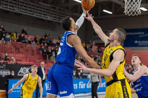 Dominic Jevon Green (VfL SparkassenStars Bochum, 05) Daniel Keppeler (Tigers Tuebingen, 31) Tigers Tuebingen vs. VfL SparkassenStars Bochum, 2. Basketball Bundesliga, Pro A, Barmer 2 Basketball, 29. Spieltag , Spielzeit 2021 2022, 12.03.2022 Tigers Tuebingen vs. VfL SparkassenStars Bochum, 2. Basketball Bundesliga, Pro A, Barmer 2 Basketball, 29. Spieltag , Spielzeit 2021 2022, 12.03.2022 Tuebingen Copyright: xNinaxSanderx xEibnerxPressefotox EP_NSR