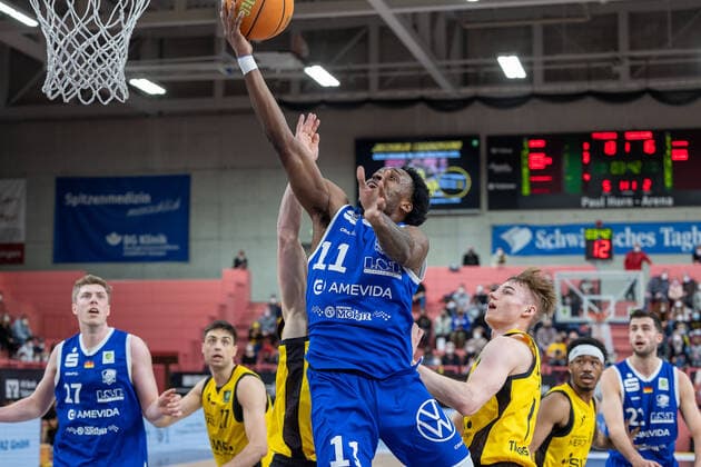 Marius Behr (VfL SparkassenStars Bochum, 17) Mateo Seric (Tigers Tuebingen, 17) Tony Hicks (VfL SparkassenStars Bochum, 11) Timo Lanmüller (Tigers Tuebingen, 07) Tigers Tuebingen vs. VfL SparkassenStars Bochum, 2. Basketball Bundesliga, Pro A, Barmer 2 Basketball, 29. Spieltag , Spielzeit 2021 2022, 12.03.2022 Tigers Tuebingen vs. VfL SparkassenStars Bochum, 2. Basketball Bundesliga, Pro A, Barmer 2 Basketball, 29. Spieltag , Spielzeit 2021 2022, 12.03.2022 Tuebingen Copyright: xNinaxSanderx xEibnerxPressefotox EP_NSR