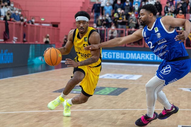 Isaiah Crawley (Tigers Tuebingen, 53) Terrell Randolph (VfL SparkassenStars Bochum, 32) Tigers Tuebingen vs. VfL SparkassenStars Bochum, 2. Basketball Bundesliga, Pro A, Barmer 2 Basketball, 29. Spieltag , Spielzeit 2021 2022, 12.03.2022 Tigers Tuebingen vs. VfL SparkassenStars Bochum, 2. Basketball Bundesliga, Pro A, Barmer 2 Basketball, 29. Spieltag , Spielzeit 2021 2022, 12.03.2022 Tuebingen Copyright: xNinaxSanderx xEibnerxPressefotox EP_NSR