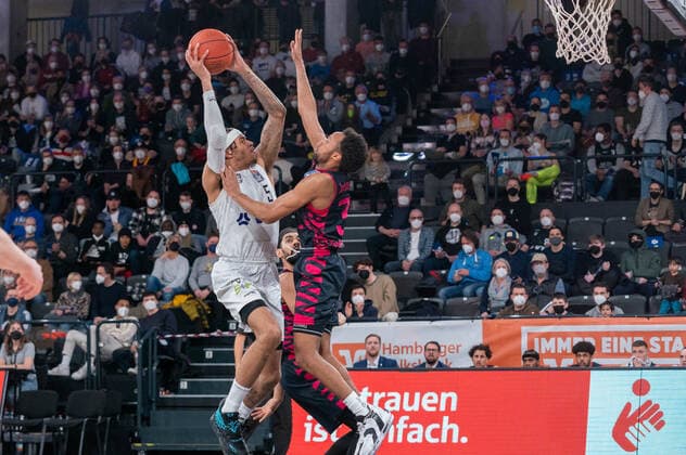 easyCredit Basketball Bundesliga, Hamburg Towers vs. Telekom Baskets Bonn, Hamburg, 29.10.2021 easyCredit Basketball Bundesliga, Hamburg Towers vs. Telekom Bskets Bonn, Caleb Homesley ( 5 Hamburg Towers) Copyright: xBEAUTIFULxSPORTS Mohwinkelx