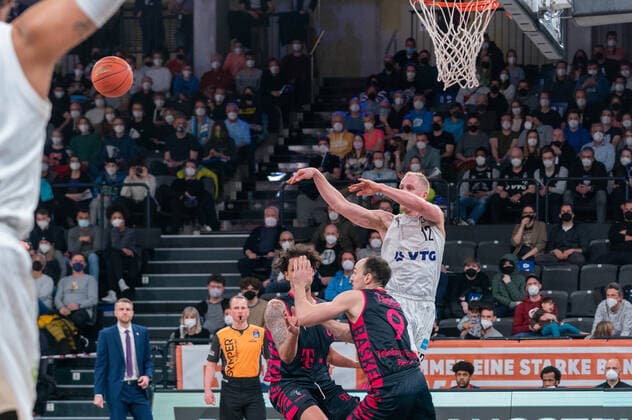 easyCredit Basketball Bundesliga, Hamburg Towers vs. Telekom Baskets Bonn, Hamburg, 29.10.2021 easyCredit Basketball Bundesliga, Hamburg Towers vs. Telekom Bskets Bonn, Seth Hinrichs ( 12 Hamburg Towers) Copyright: xBEAUTIFULxSPORTS Mohwinkelx