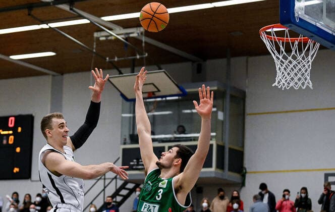 12.03.2022, xpsx, Basketball 2.Bundesliga Pro B, White Wings Hanau - Baskets Koblenz v.l. Victor Demetrio (Hanau), Leo Vincent Saffer (Koblenz) Hanau Hessen Deutschland (DEU)