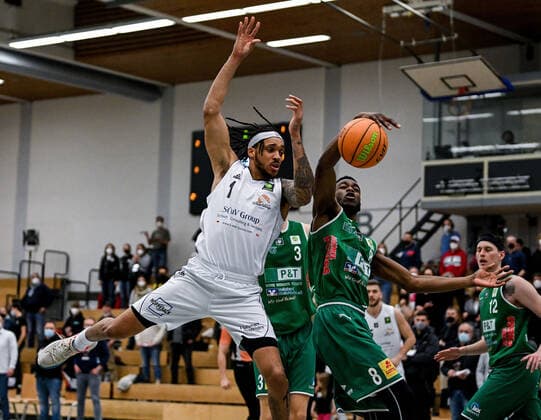 12.03.2022, xpsx, Basketball 2.Bundesliga Pro B, White Wings Hanau - Baskets Koblenz v.l. Dewrell Tisdale Jr. (Hanau), Jacob Mampuya (Koblenz) Hanau Hessen Deutschland (DEU)