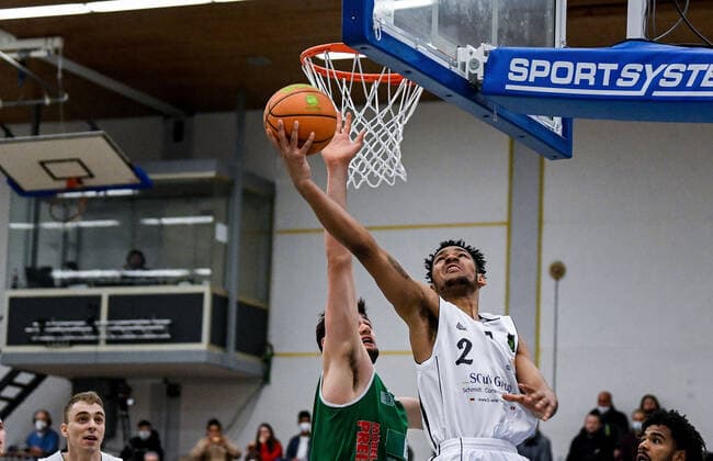 12.03.2022, xpsx, Basketball 2.Bundesliga Pro B, White Wings Hanau - Baskets Koblenz v.l. Leo Vincent Saffer (Koblenz), Dion Mohammed Braimoh (Hanau) Hanau Hessen Deutschland (DEU)