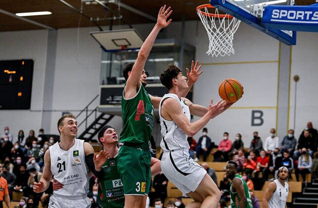 12.03.2022, xpsx, Basketball 2.Bundesliga Pro B, White Wings Hanau - Baskets Koblenz v.l. Leo Vincent Saffer (Koblenz), Niklas Krause (Hanau) Hanau Hessen Deutschland (DEU)