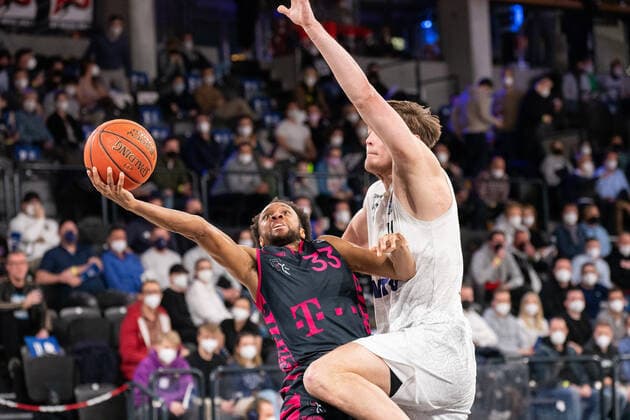 Basketball, Saison 2022, easyCredit BBL, Hamburg Towers (HAM) - Telekom Baskets Bonn (BON), edel-optics.de Arena, 12.03.2022, 25. Spieltag Parker Jackson-Cartwright ( 33, BON), Maik Kotsar ( 11, HAM) (Nur zur redaktionellen Nutzung.) Hamburg edel-optics.de Arena, Kurt-Emmerich-Platz, Wilhelmsburger Inselpark Hamburg Deutschland