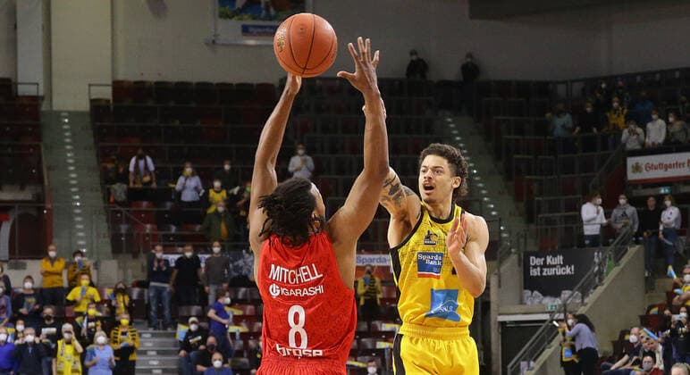 Ludwigsburg , Basketball easycredit BBL Bundesliga . MHP Riesen Ludwigsburg vs. Brose Bamberg , von links: Akil Mitchell ( Bamberg ) Jonah Radebaugh ( Riesen ) , e