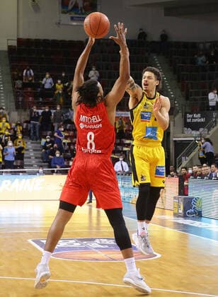 Ludwigsburg , Basketball easycredit BBL Bundesliga . MHP Riesen Ludwigsburg vs. Brose Bamberg , von links: Akil Mitchell ( Bamberg ) Jonah Radebaugh ( Riesen ) , e