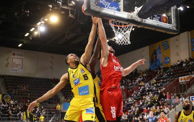 Sport Bilder des Tages Ludwigsburg , Basketball easycredit BBL Bundesliga . MHP Riesen Ludwigsburg vs. Brose Bamberg , von links: Justin Simon ( Riesen ) Martinas Geben ( Bamberg ) ,