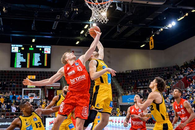 Ludwigsburg, Deutschland 12. Maerz 2022: BBL- 21 22 - MHP Riesen Ludwigsburg vs. Brose Bamberg v.li. Christian Sengfelder (Bamberg), Jonas Wohlfarth-Bottermann (Ludwigsburg) Ludwigsburg MHP Arena Baden-Württemberg Deutschland