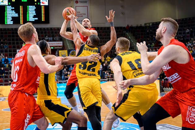Ludwigsburg, Deutschland 12. Maerz 2022: BBL- 21 22 - MHP Riesen Ludwigsburg vs. Brose Bamberg Dominic Lockhart (Bamberg) beim Wurf, Tekele Cotton (Ludwigsburg), links im Bild Christian Sengfelder (Bamberg), rechts Martinas Geben (Bamberg) Ludwigsburg MHP Arena Baden-Württemberg Deutschland