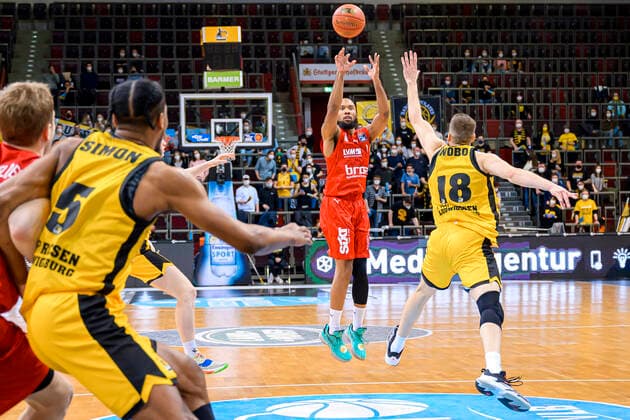 Ludwigsburg, Deutschland 12. Maerz 2022: BBL- 21 22 - MHP Riesen Ludwigsburg vs. Brose Bamberg Chris Dowe (Bamberg), Jonas Wohlfarth-Bottermann (Ludwigsburg) Ludwigsburg MHP Arena Baden-Württemberg Deutschland