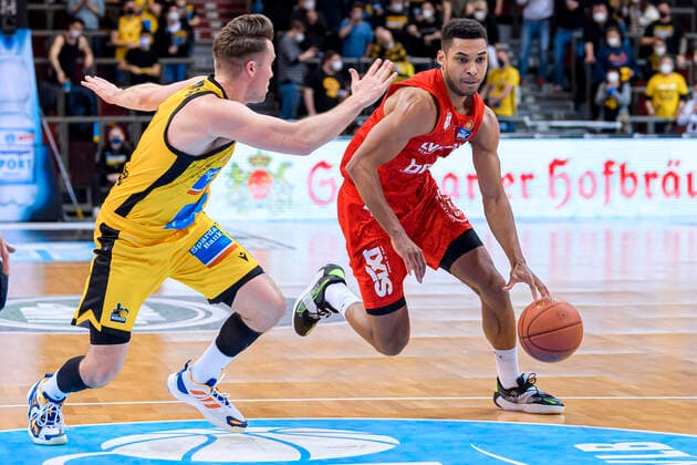 Ludwigsburg, Deutschland 12. Maerz 2022: BBL- 21 22 - MHP Riesen Ludwigsburg vs. Brose Bamberg v.li. Jordan Hulls (Ludwigsburg), Kenneth Ogbe (Bamberg) Ludwigsburg MHP Arena Baden-Württemberg Deutschland