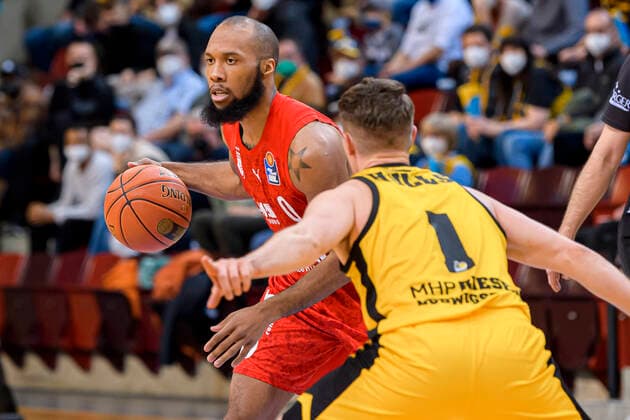 Ludwigsburg, Deutschland 12. Maerz 2022: BBL- 21 22 - MHP Riesen Ludwigsburg vs. Brose Bamberg Chris Dowe (Bamberg), Jordan Hulls (Ludwigsburg) Ludwigsburg MHP Arena Baden-Württemberg Deutschland