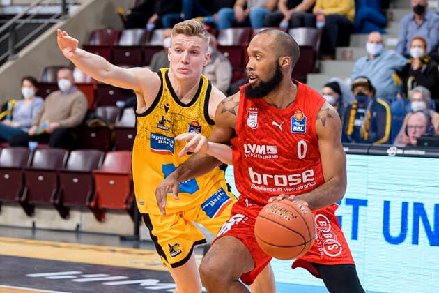 Ludwigsburg, Deutschland 12. Maerz 2022: BBL- 21 22 - MHP Riesen Ludwigsburg vs. Brose Bamberg v.li. Johannes Patrick (Ludwigsburg), Chris Dowe (Bamberg) Ludwigsburg MHP Arena Baden-Württemberg Deutschland