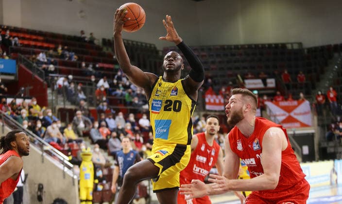 Ludwigsburg , Basketball easycredit BBL Bundesliga . MHP Riesen Ludwigsburg vs. Brose Bamberg , von links: Rawle Alkins ( Riesen ) Martinas geben ( Bamberg ) ,