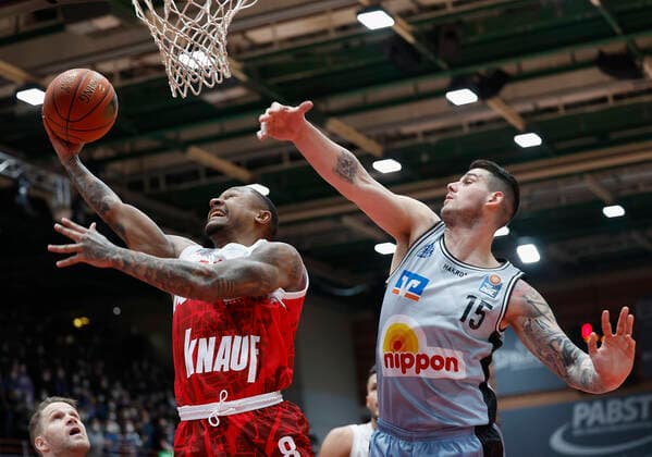 12.03.2022, Basketball, BBL, Hauptrunde, s.Oliver Wuerzburg - Hakro Merlins Crailsheim, GER, Wuerzburg, tectake Arena Bild: v. li. Charles Callison (s.Oliver Wuerzburg) und Bogdan Radosavljevic (Merlins) Copyright: HMBxMedia xHeikoxBecker