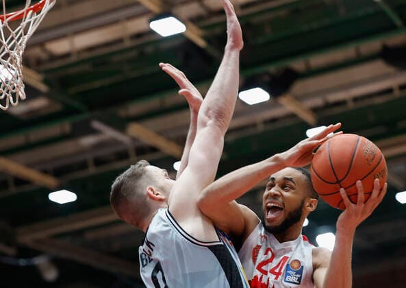 Sport Bilder des Tages 12.03.2022, Basketball, BBL, Hauptrunde, s.Oliver Wuerzburg - Hakro Merlins Crailsheim, GER, Wuerzburg, tectake Arena Bild: v. li. Fabian Bleck (Merlins) und Cameron Hunt (s.Oliver Wuerzburg) Copyright: HMBxMedia xHeikoxBecker
