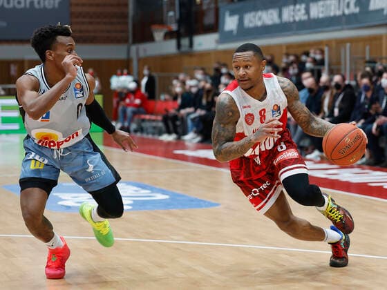 12.03.2022, Basketball, BBL, Hauptrunde, s.Oliver Wuerzburg - Hakro Merlins Crailsheim, GER, Wuerzburg, tectake Arena Bild: v. li. TJ Shorts II (Merlins) und Charles Callison (s.Oliver Wuerzburg) Copyright: HMBxMedia xHeikoxBecker
