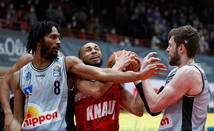 12.03.2022, Basketball, BBL, Hauptrunde, s.Oliver Wuerzburg - Hakro Merlins Crailsheim, GER, Wuerzburg, tectake Arena Bild: v. li. Terrell Harris (Merlins), Cameron Hunt (s.Oliver Wuerzburg) und Jon Axel Gudmundsson (Merlins) Copyright: HMBxMedia xHeikoxBecker