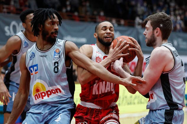 12.03.2022, Basketball, BBL, Hauptrunde, s.Oliver Wuerzburg - Hakro Merlins Crailsheim, GER, Wuerzburg, tectake Arena Bild: v. li. Terrell Harris (Merlins), Cameron Hunt (s.Oliver Wuerzburg) und Jon Axel Gudmundsson (Merlins) Copyright: HMBxMedia xHeikoxBecker