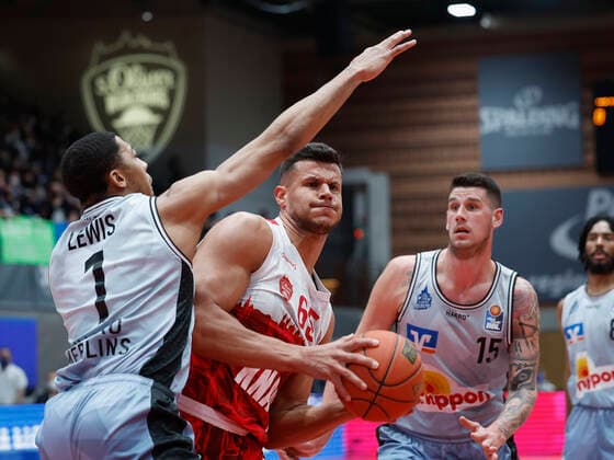 12.03.2022, Basketball, BBL, Hauptrunde, s.Oliver Wuerzburg - Hakro Merlins Crailsheim, GER, Wuerzburg, tectake Arena Bild: v. li. Jaren Lewis (Merlins), Filip Stanic (s.Oliver Wuerzburg) und Bogdan Radosavljevic (Merlins) Copyright: HMBxMedia xHeikoxBecker