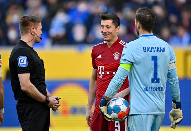 Schiedsrichter Referee Robert Schroeder Gestik Geste im Gespräch Diskussion mit Robert Lewandowski FC Bayern Muenchen FCB (09) Torwart Oliver Baumann TSG 1899 Hoffenheim (01) TSG 1899 Hoffenheim vs FC Bayern Muenchen FCB 12.03.2022 DFL REGULATIONS PROHIBIT ANY USE OF PHOTOGRAPHS AS IMAGE SEQUENCES AND OR QUASI-VIDEO TSG 1899 Hoffenheim vs FC Bayern Muenchen FCB