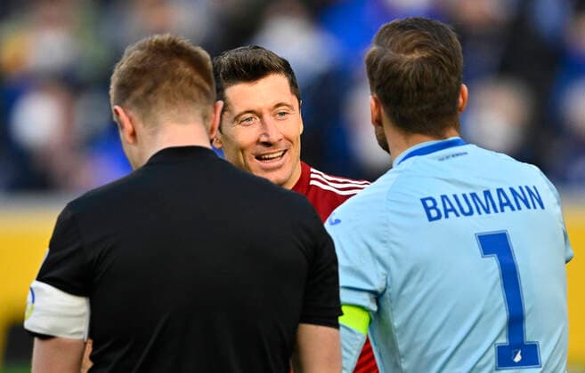 Sport Bilder des Tages Schiedsrichter Referee Robert Schroeder Gestik Geste im Gespräch Diskussion mit Robert Lewandowski FC Bayern Muenchen FCB (09) Torwart Oliver Baumann TSG 1899 Hoffenheim (01) TSG 1899 Hoffenheim vs FC Bayern Muenchen FCB 12.03.2022 DFL REGULATIONS PROHIBIT ANY USE OF PHOTOGRAPHS AS IMAGE SEQUENCES AND OR QUASI-VIDEO TSG 1899 Hoffenheim vs FC Bayern Muenchen FCB