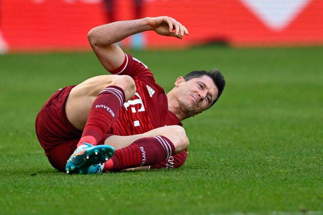Robert Lewandowski FC Bayern Muenchen FCB (09) Verletzung verletzt a, Boden TSG 1899 Hoffenheim vs FC Bayern Muenchen FCB 12.03.2022 DFL REGULATIONS PROHIBIT ANY USE OF PHOTOGRAPHS AS IMAGE SEQUENCES AND OR QUASI-VIDEO TSG 1899 Hoffenheim vs FC Bayern Muenchen FCB