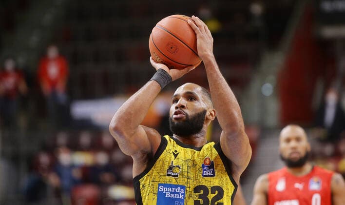 Ludwigsburg , Basketball easycredit BBL Bundesliga . MHP Riesen Ludwigsburg vs. Brose Bamberg , Tekele Cotton ( Riesen ) ,