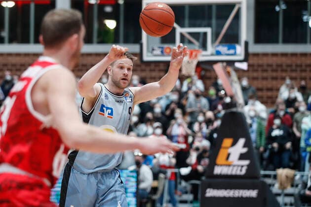 12.03.2022, s.Oliver Wuerzburg vs. HAKRO Merlins Crailsheim, easyCredit BBL, 25. Spieltag, GER, Wuerzburg, tectake-Arena, Im Bild: Fabian Bleck (Merlins) passt zu seinem Mitspieler Copyright: HMBxMedia xJulienxBecker